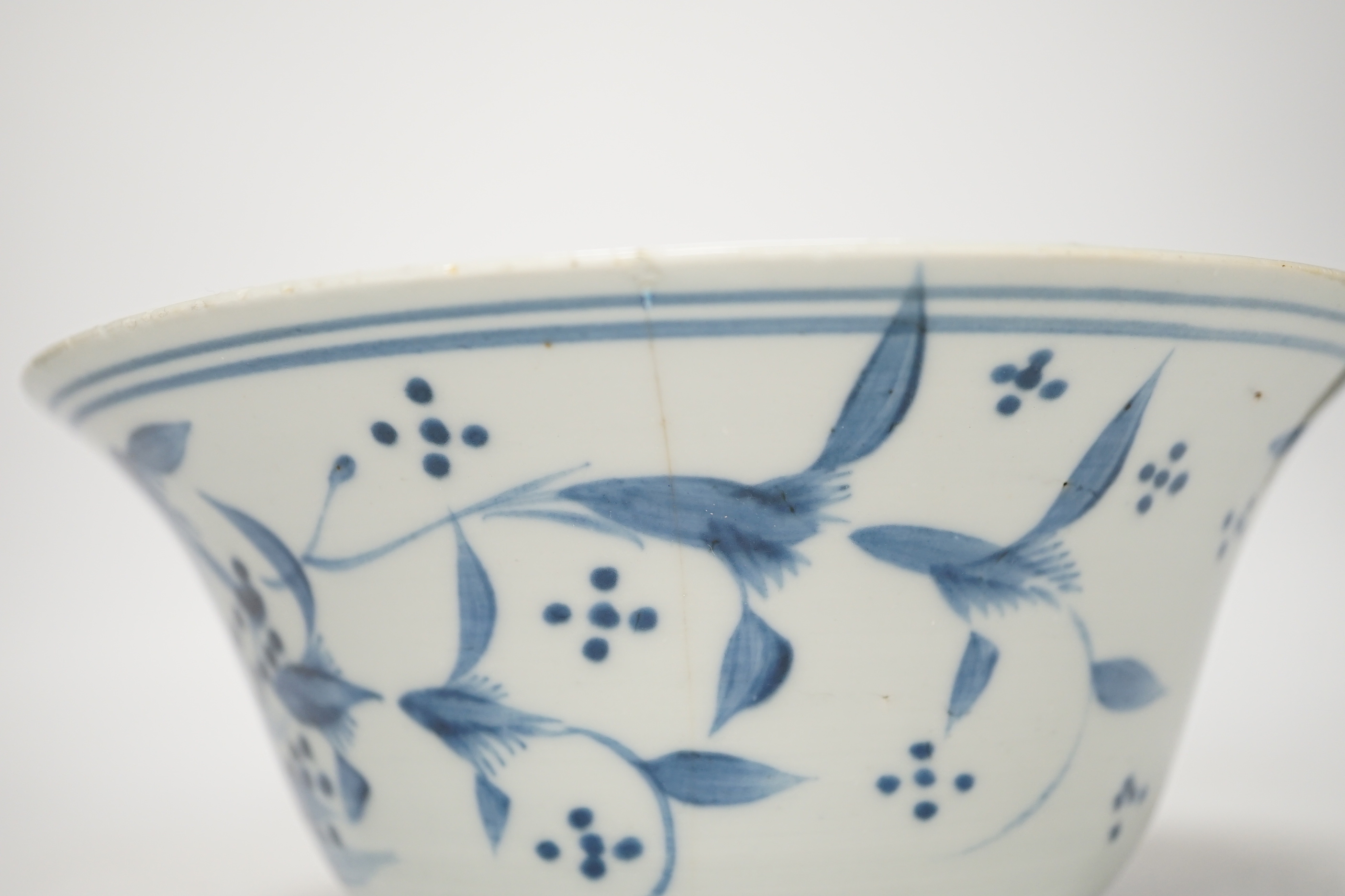 A Chinese Kangxi blue and white bowl, diameter 18cm